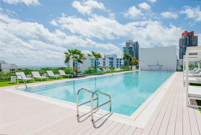 Building Photo - 300 Collins Ave