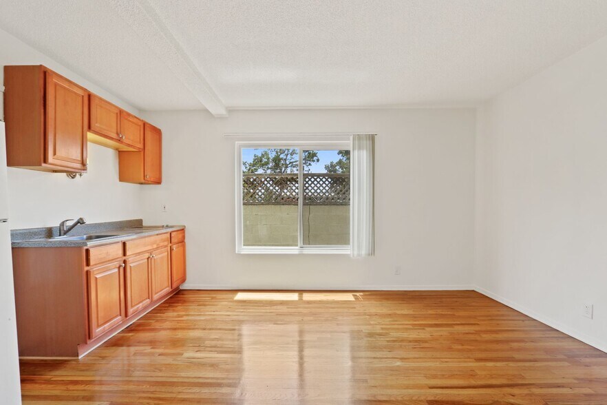 Primary Photo - 1010 Pico Blvd