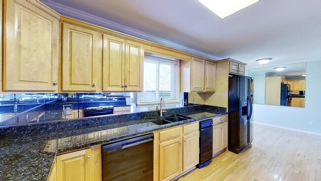 Building Photo - 690 Riverfront Dr