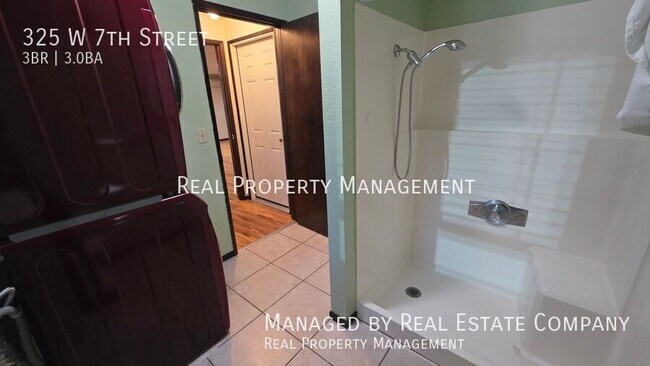 Building Photo - 325 W 7th St