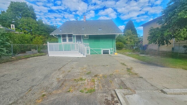 Building Photo - Charming 3-Bedroom Craftsman in Prime Seat...