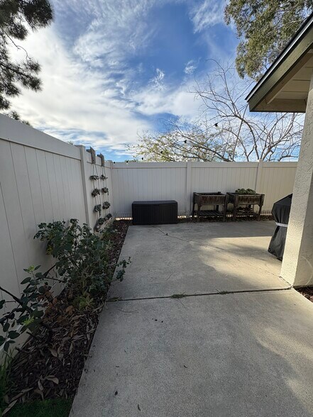 Building Photo - 136 Countrywood Ln