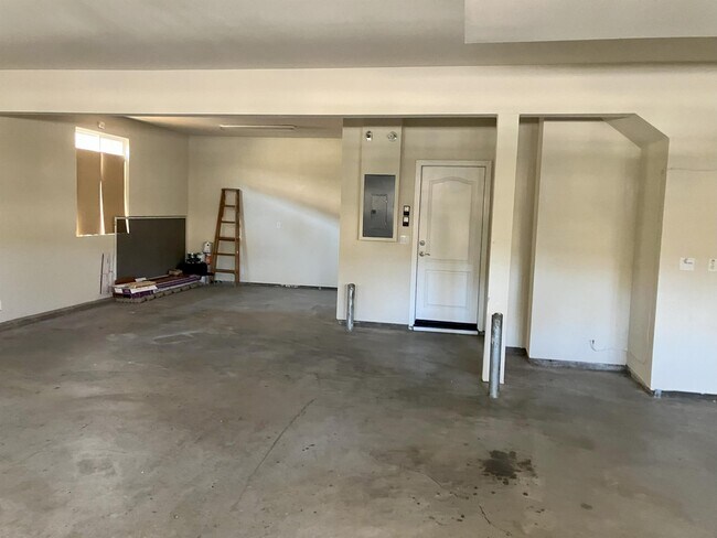 Building Photo - 807 Traditions St