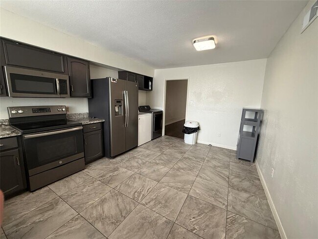 Building Photo - 6401 Deihl Rd