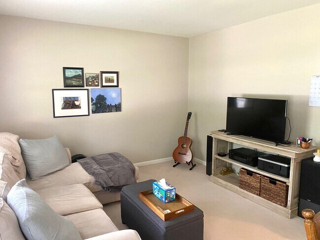 Building Photo - 2 Bed, 1.5 Bathroom Townhome with 2 Vehicle Carport