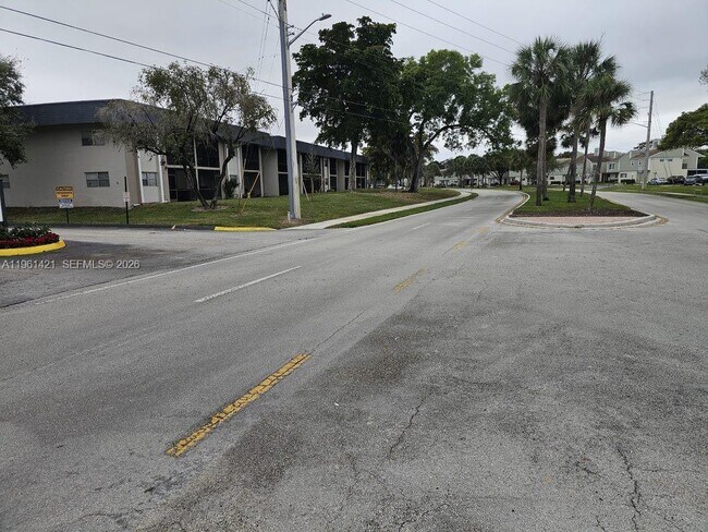 Building Photo - 8020 N Colony Cir