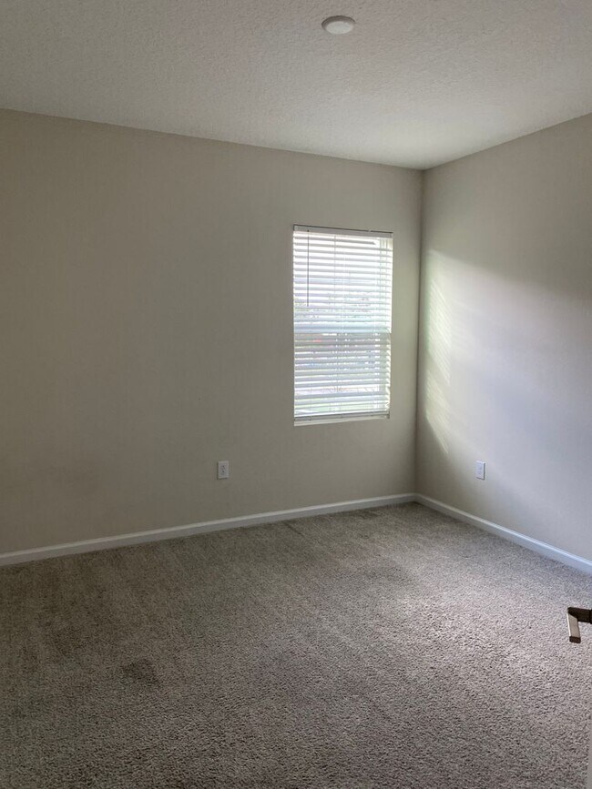 Building Photo - GATED 3 BR/2.5 TOWNHOUSE