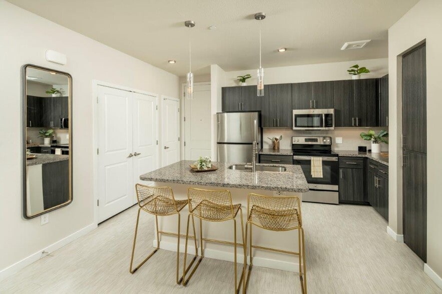 Building Photo - Skye at McClintock Station