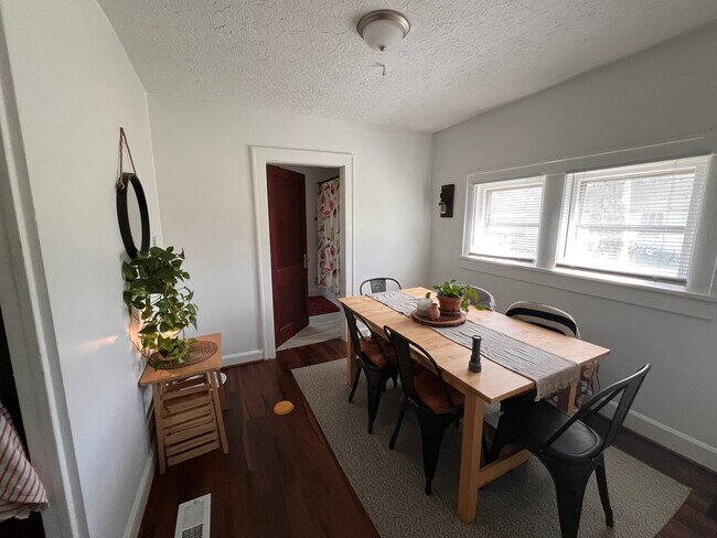 Building Photo - 433 N Randall St