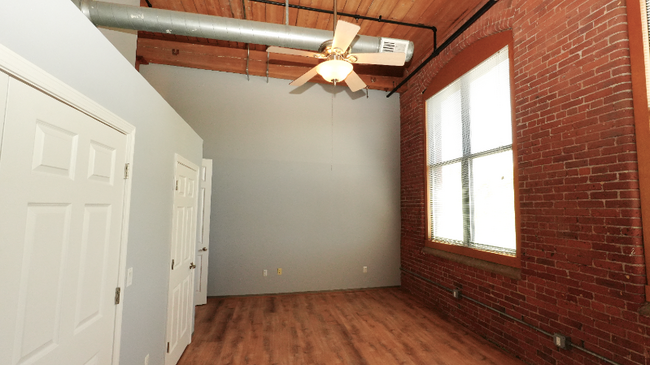 Building Photo - 1117 Douglas Ave