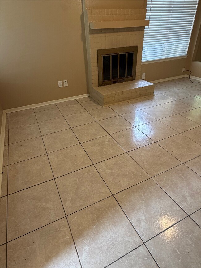 Building Photo - 10722 Highland Woods Dr