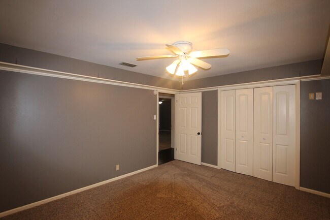 Building Photo - Available Now! Spacious 4 Bed/3 Bath Home ...