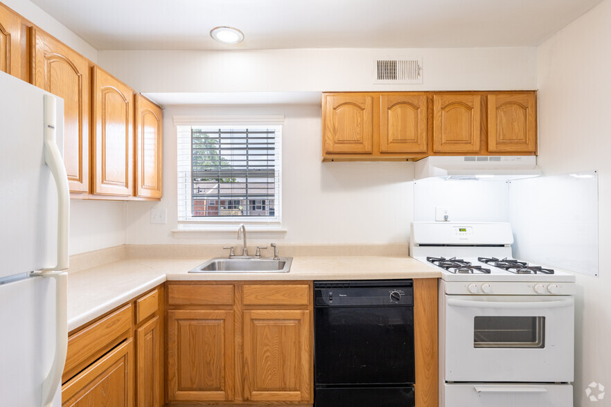 2BR, 1.5BA - Kitchen - Woodmere Apartments