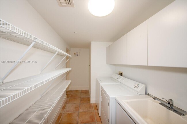 Building Photo - 1643 Brickell Ave