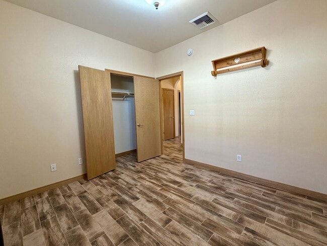 Building Photo - 1100 W Vulcan Ave