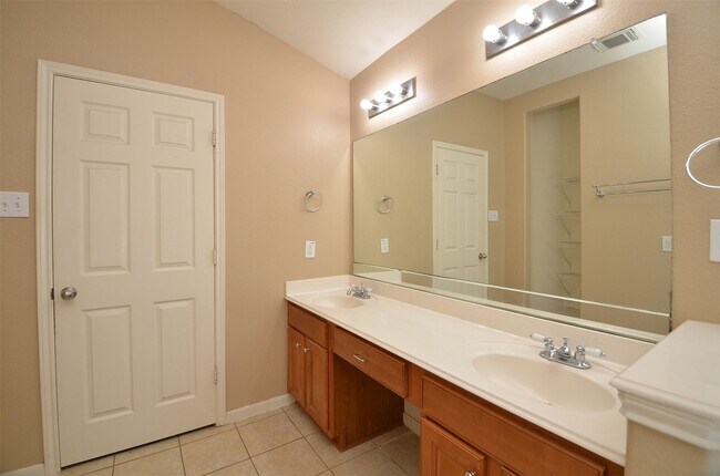 Building Photo - 26822 Kingston Glen Ln