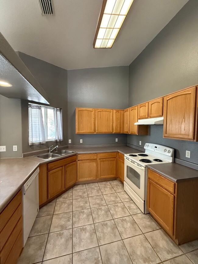 Building Photo - 3 Bedroom 2 Bathroom Home