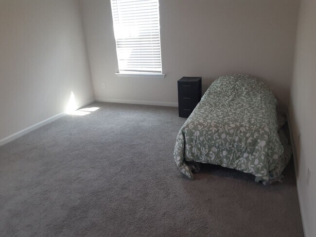 Building Photo - Charming Four Bedroom Home in Southeast Columbia!