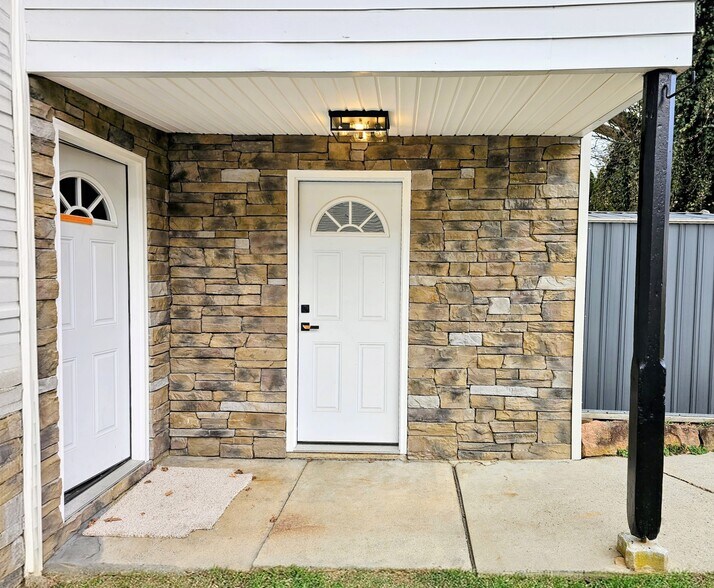 Building Photo - 103 Lincoln Ave