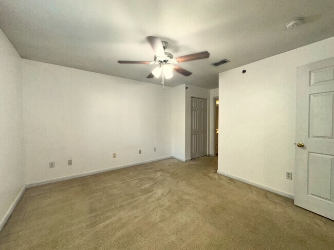 Building Photo - Gated Community! Close to the Beach and sh...