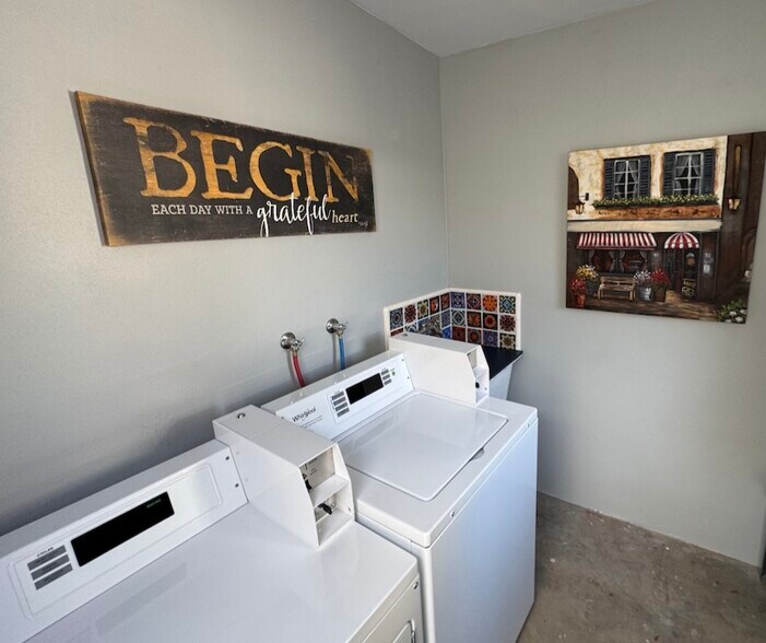 Building Photo - 2729 W Yale Ave