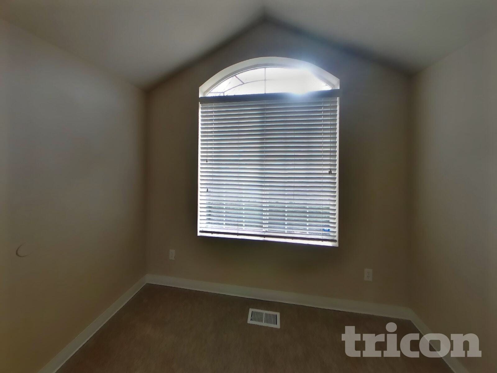 Building Photo - 622 6th Ave S