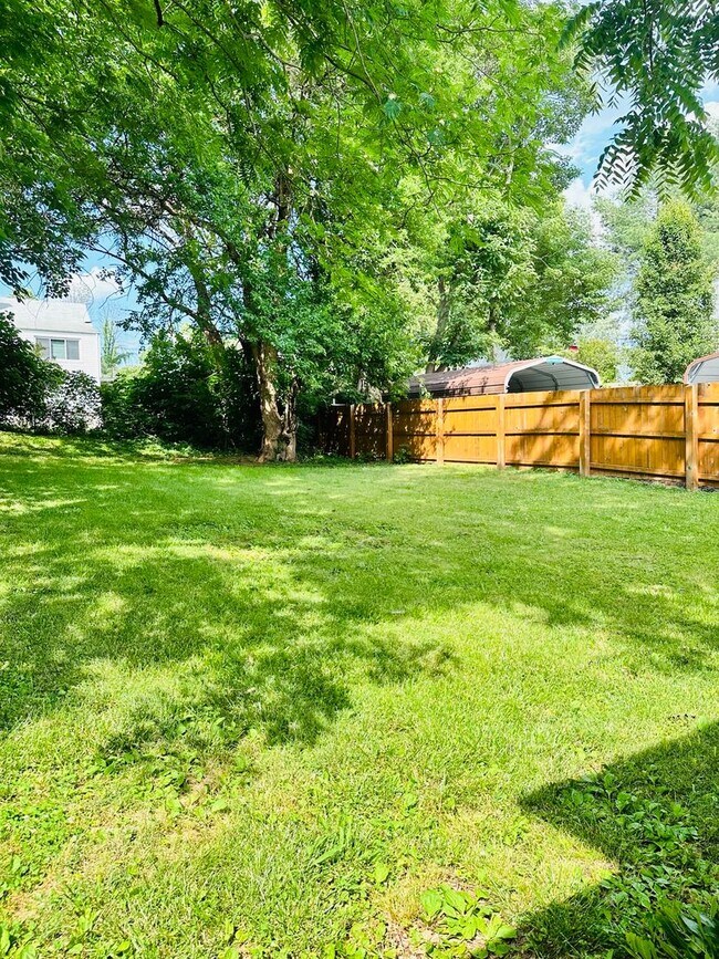 Building Photo - 813 Montrose Ave