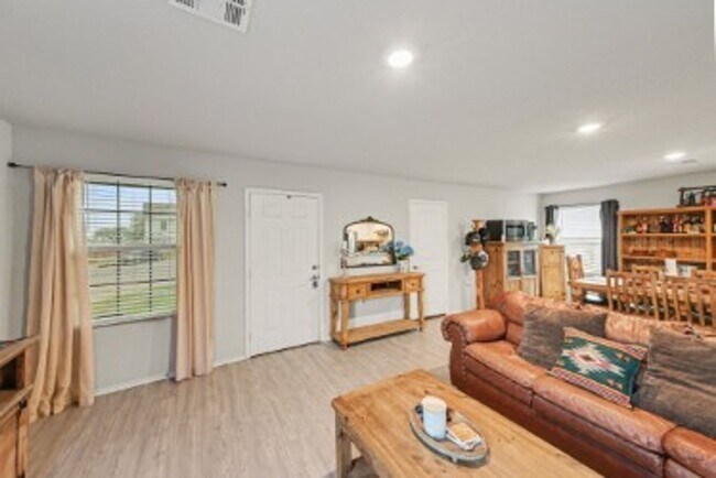 Building Photo - 3BED/2BATH HOUSE AVAILABLE FOR LEASE!