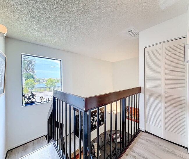 Building Photo - 693 NW 102 Pl