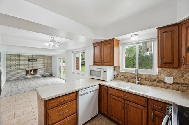 Building Photo - Move-In Ready 4 bedroom, 3 bathroom Home i...