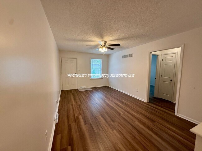 Building Photo - Beautiful 2 Bedroom Duplex - Fresh & Clean!