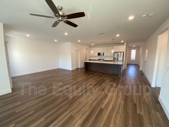 Building Photo - 113 E Tyler Ave