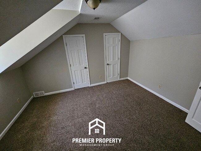 Building Photo - Massive 5BR/3BA Executive Home in East Memphis | Screened Porch & 2,200+ Sq Ft