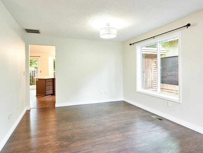 Building Photo - 3 bed, 2 bath single-level home in South Salem