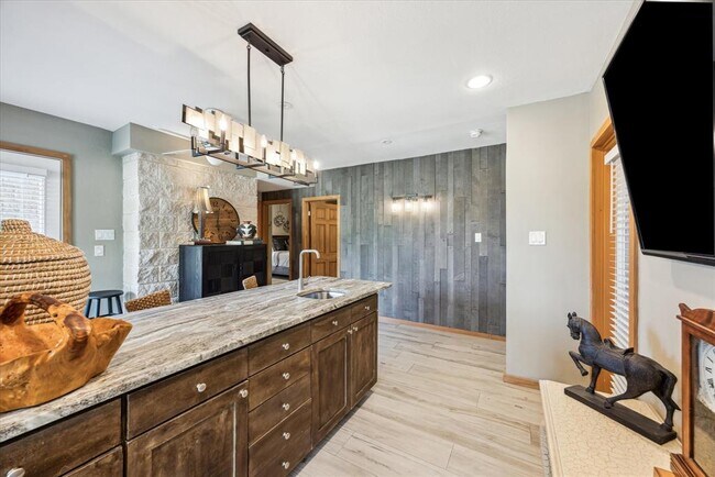Building Photo - 13801 Lakeview Dr
