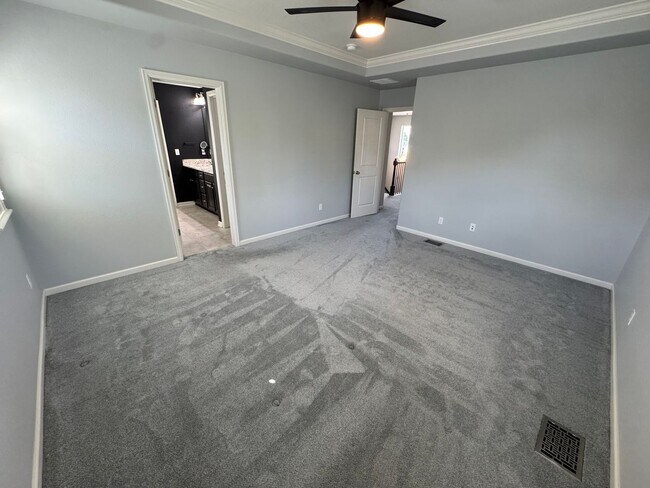 Building Photo - Beautiful spacious home in a lovely quiet ...