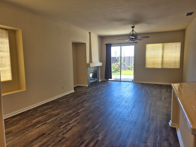 Building Photo - MAY MOVE IN SPECIAL - $500.00 of 2nd Month