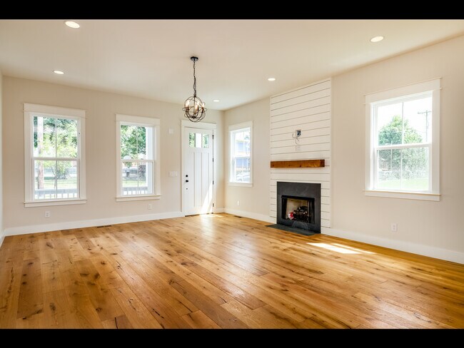 Building Photo - 1447 14th Ave S