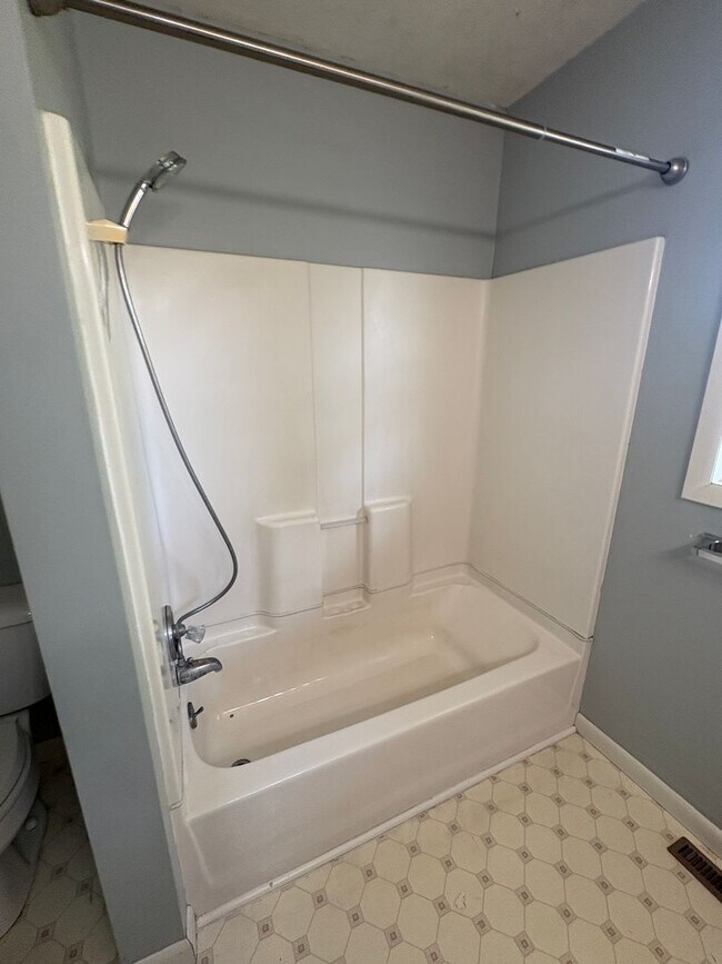 Building Photo - 4 bedroom, 2 bathroom Home off Spring Hill...