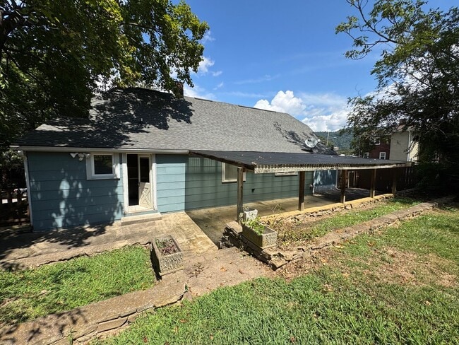 Building Photo - North AVL - Updated Spacious 2/2 Home