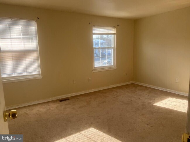 Building Photo - 16 N Pendleton Ct