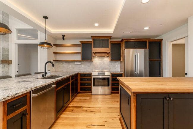 Building Photo - 215 E Pleasant St