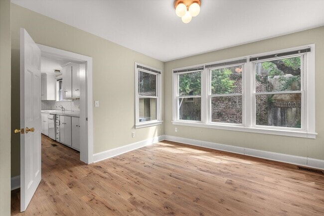 Building Photo - Harleston Village 3 Bed/2.5 Bath Gem Avail...