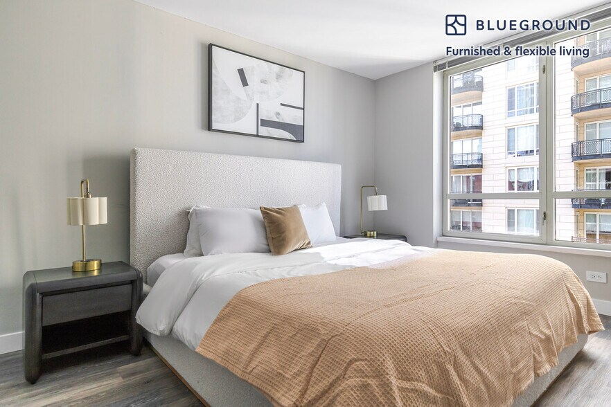 Building Photo - 1 E Delaware Pl