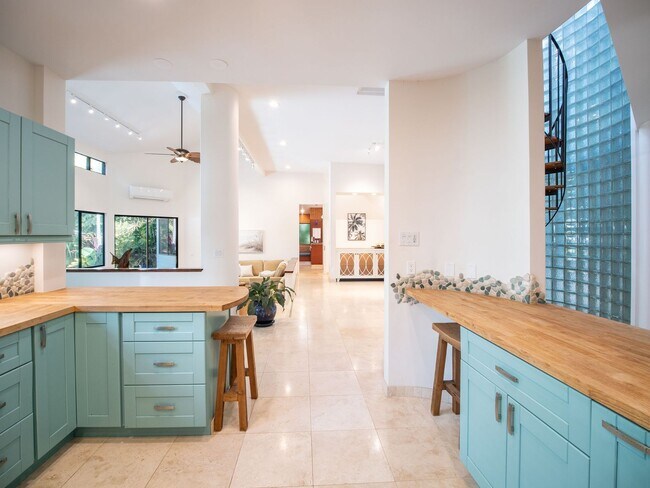 Building Photo - Beautiful Furnished, 2 Bed, 3 Bath, Gated ...