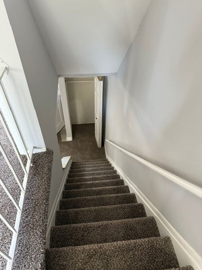 Building Photo - 2 bedroom 1.5 bathroom townhouse - Availab...