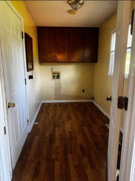 Building Photo - 806 Lois Ln