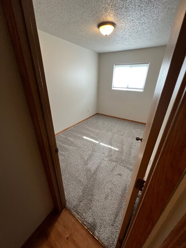 Building Photo - Large 3 bedroom apartment close to Sawyer Elementary, great for families