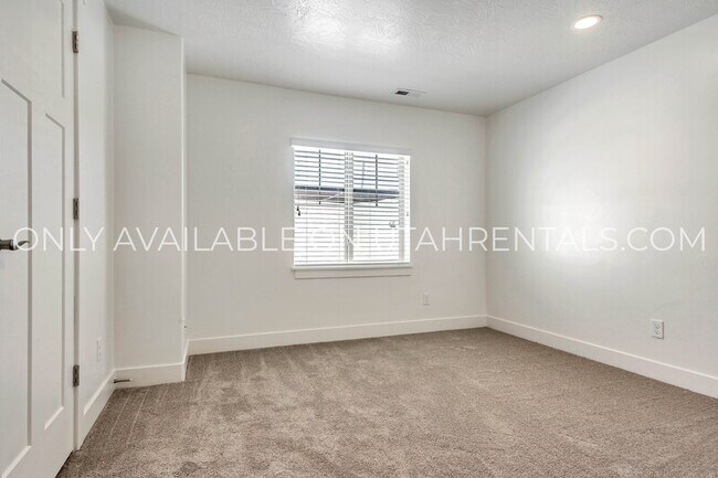 Building Photo - 1692 Aspen Loop