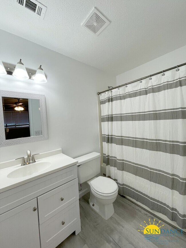 Building Photo - Lovely 2 Story end unit Townhouse in Fort Walton!